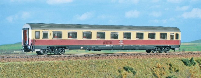 Passenger car 1st class type Avmz 207 in TEE livery<br /><a href='images/pictures/ACME/52301_900.jpg' target='_blank'>Full size image</a>